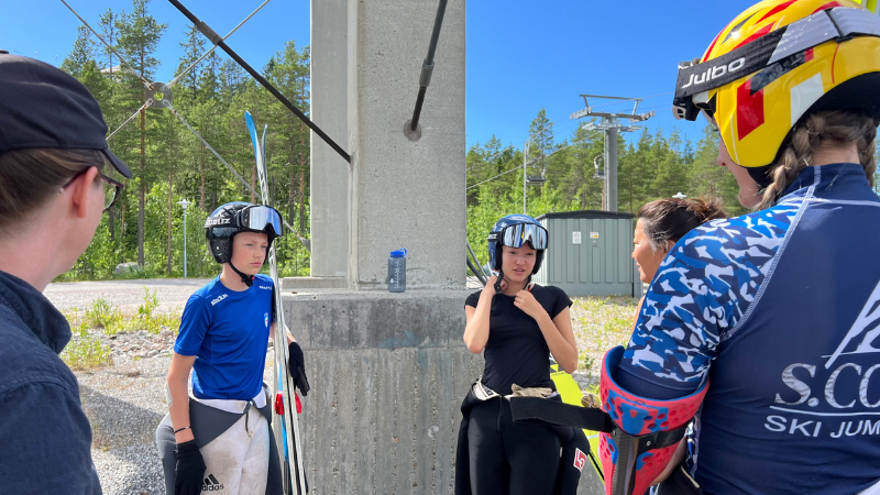Hoppare gör sig redo på Paradiskullen i Örnsköldsvik. Foto: Linda Fries Åman.