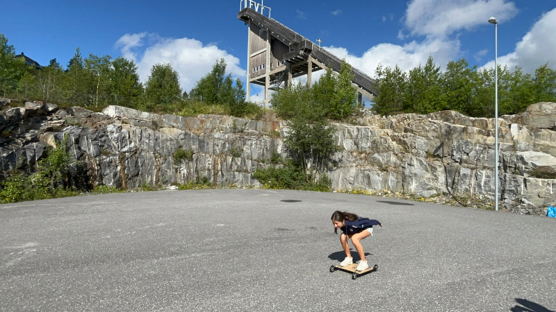 Uma Åman värmer upp inför hoppet i K90. Foto: Linda Fries Åman.
