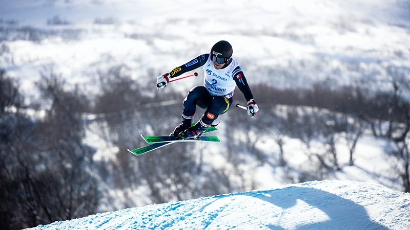 Erik Mobärg tävlar i skicross-VM i Bakuriani 2023