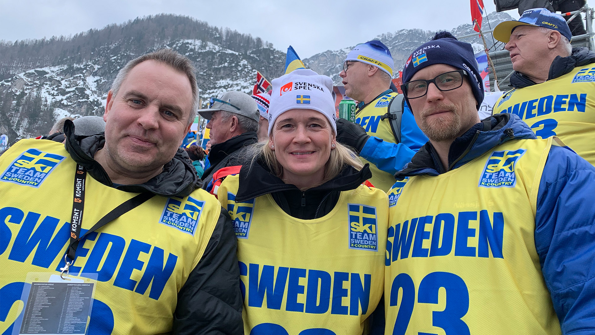 Tre lyckliga ungdomsledare som ärades med en resa till VM i Planica efter att blivit nominerade i Svenska Spels aktivitet tidigare i år.
