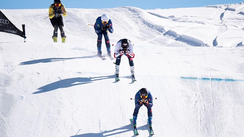 Skicross-åkare i en bana. Foto: Erik Segerström.