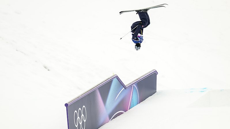 Jesper Tjäders karaktäristiska backflip upp på första railen. Foto: Bildbyrån.