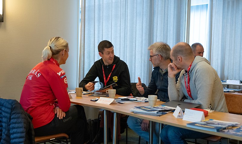 Föreningsledare som diskuterar i samband med en utbildning.