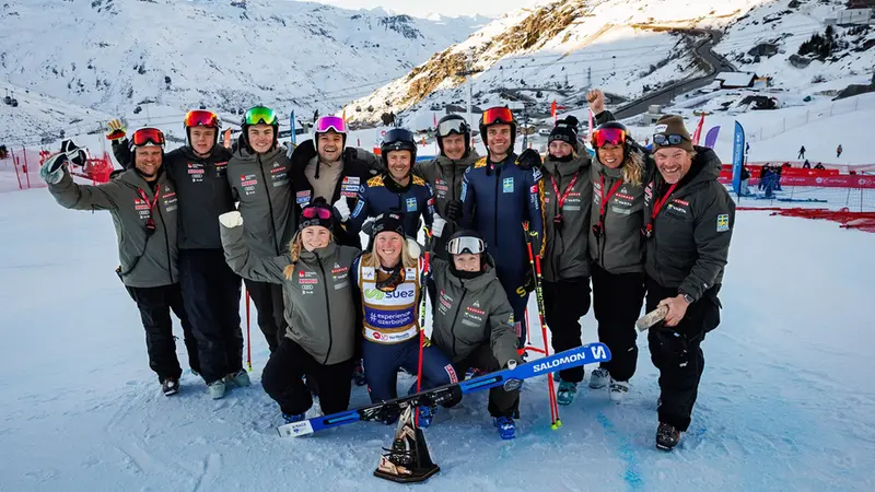 Skicrosslandslaget segerfirar i Val Thorens. Foto: Bildbyrån